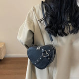 Bolso bandolera con forma de corazón y remaches Y2K