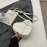 Bolso bandolera con forma de corazón y remaches Y2K