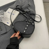 Bolso bandolera con forma de corazón y remaches Y2K