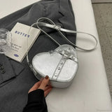 Bolso bandolera con forma de corazón y remaches Y2K