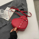 Bolso bandolera con forma de corazón y remaches Y2K