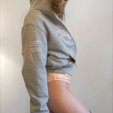 Sudadera con capucha Y2K con cuello sherpa, pedrería y cremallera frontal, cintura ajustada.