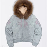 Sudadera con capucha Y2K con cuello sherpa, pedrería y cremallera frontal, cintura ajustada.
