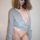 Sudadera con capucha Y2K con cuello sherpa, pedrería y cremallera frontal, cintura ajustada.