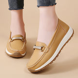 Mocasines de mujer beige con hebilla dorada y suela acolchada