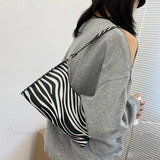 Bolso de hombro de piel sintética con estampado de cebra